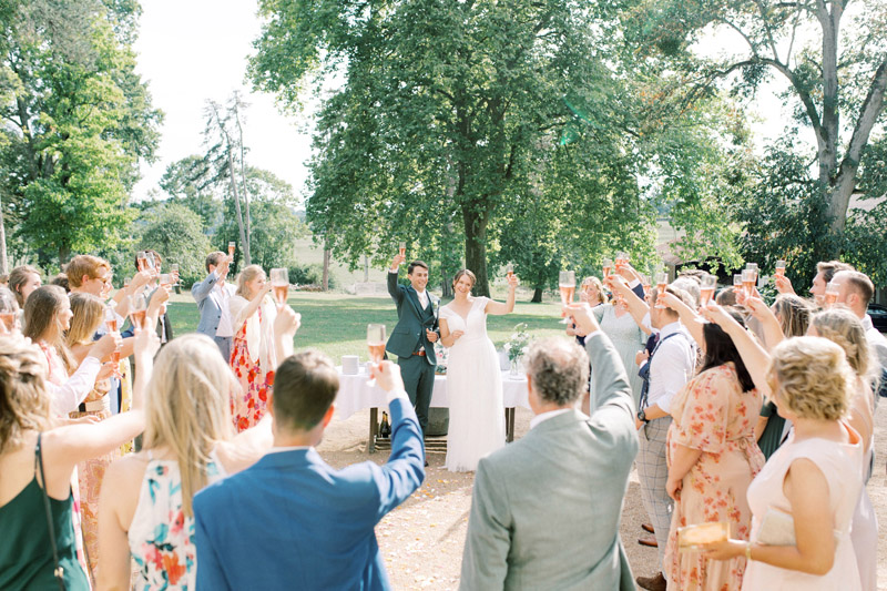 Trouwen in Frankrijk bij Domaine de Savigny bruidsfotograaf voor een bruiloft in Frankrijk op een landgoed met weddingplanner fine art fotograaf wedding photography in France trouw in de Dordogne mariage photographe Bourgogne Provence huwelijksfotograaf trouwfotograaf lichte frisse romantische stijl met pastel kleuren proost moment