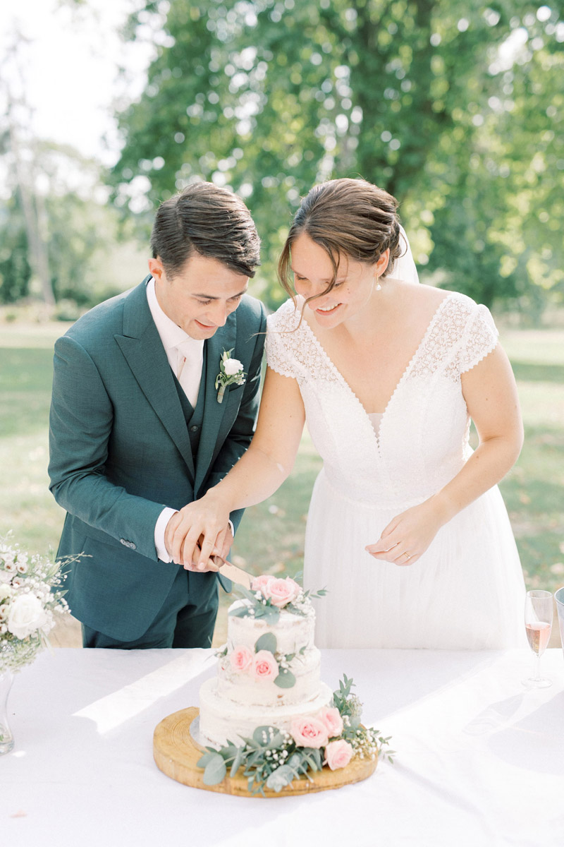 Trouwen in Frankrijk bij Domaine de Savigny bruidsfotograaf voor een bruiloft in Frankrijk op een landgoed met weddingplanner fine art fotograaf wedding photography in France trouw in de Dordogne mariage photographe Bourgogne Provence huwelijksfotograaf trouwfotograaf lichte frisse romantische stijl met pastel kleuren taart aansnijden