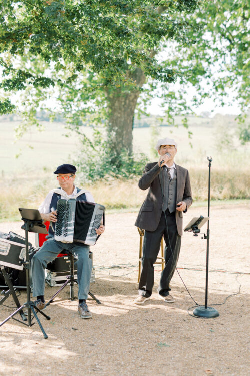 Trouwen in Frankrijk bij Domaine de Savigny bruidsfotograaf voor een bruiloft in Frankrijk op een landgoed met weddingplanner fine art fotograaf wedding photography in France trouw in de Dordogne mariage photographe Bourgogne Provence huwelijksfotograaf trouwfotograaf lichte frisse romantische stijl met pastel kleuren taart Frans landgoed