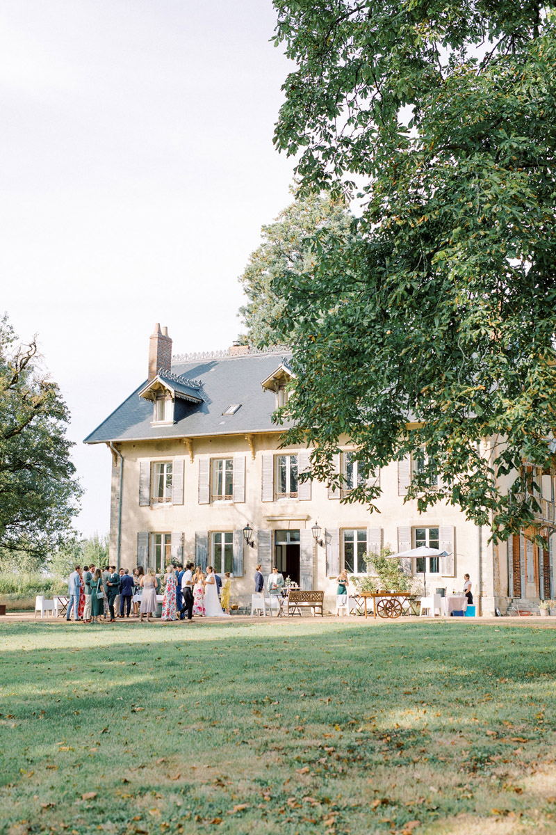 Trouwen in Frankrijk bij Domaine de Savigny bruidsfotograaf voor een bruiloft in Frankrijk op een landgoed met weddingplanner fine art fotograaf wedding photography in France trouw in de Dordogne mariage photographe Bourgogne Provence huwelijksfotograaf trouwfotograaf lichte frisse romantische stijl met pastel kleuren taart Frans landgoed