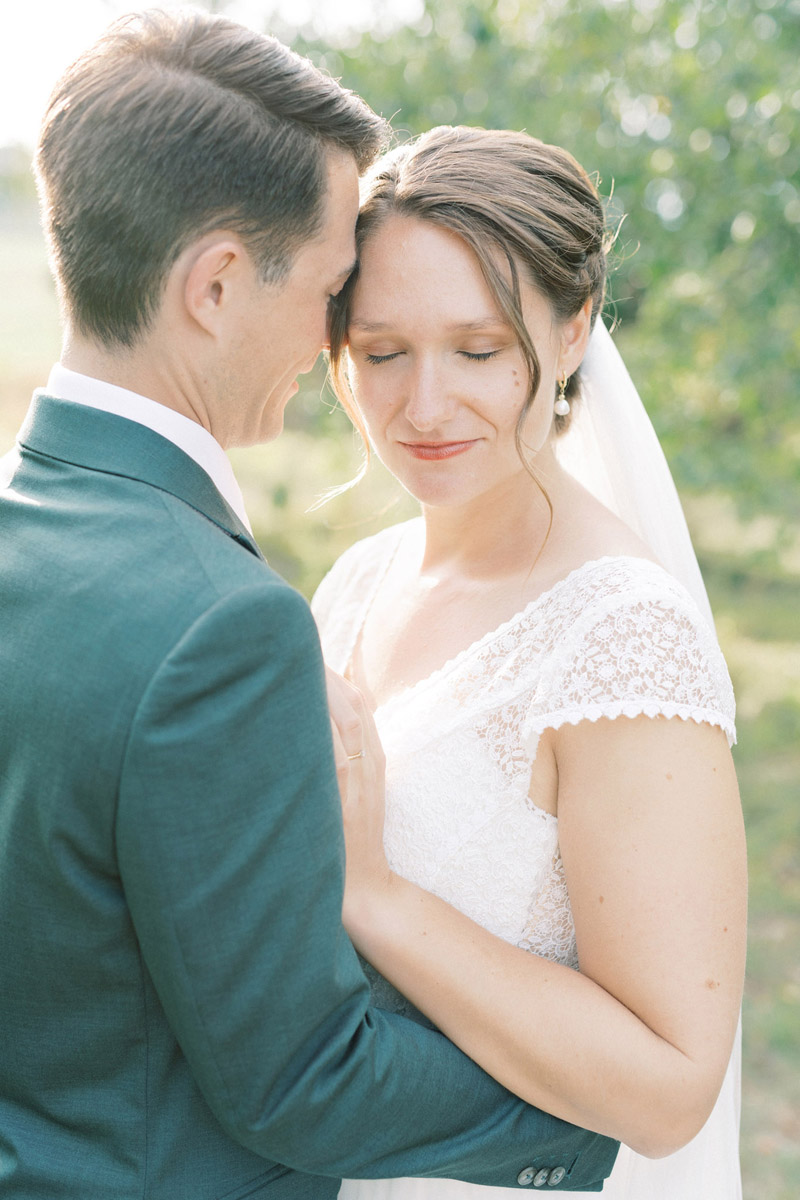 Trouwen in Frankrijk bij Domaine de Savigny bruidsfotograaf voor een bruiloft in Frankrijk op een landgoed met weddingplanner fine art fotograaf wedding photography in France trouw in de Dordogne mariage chateau photographe Bourgogne Provence huwelijksfotograaf trouwfotograaf lichte frisse romantische stijl met pastel kleuren taart Frans landgoed