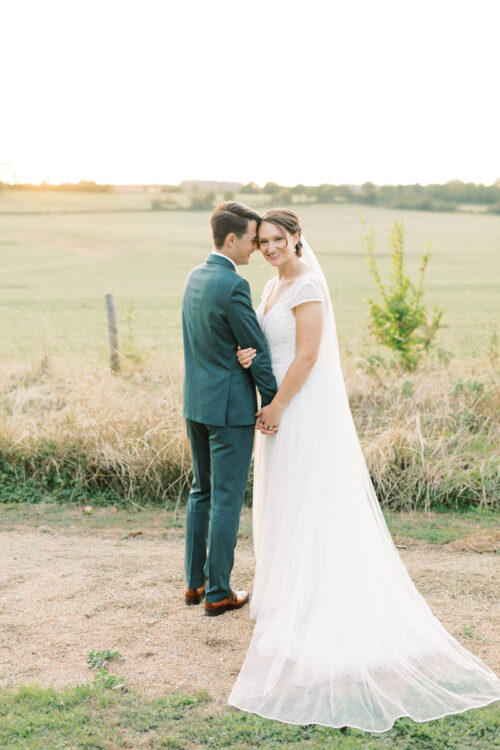 Trouwen in Frankrijk bij Domaine de Savigny bruidsfotograaf voor een bruiloft in Frankrijk op een landgoed met weddingplanner fine art fotograaf wedding photography in France trouw in de Dordogne mariage photographe Bourgogne Provence huwelijksfotograaf trouwfotograaf lichte frisse romantische stijl met pastel kleuren taart Frans chateau landgoed