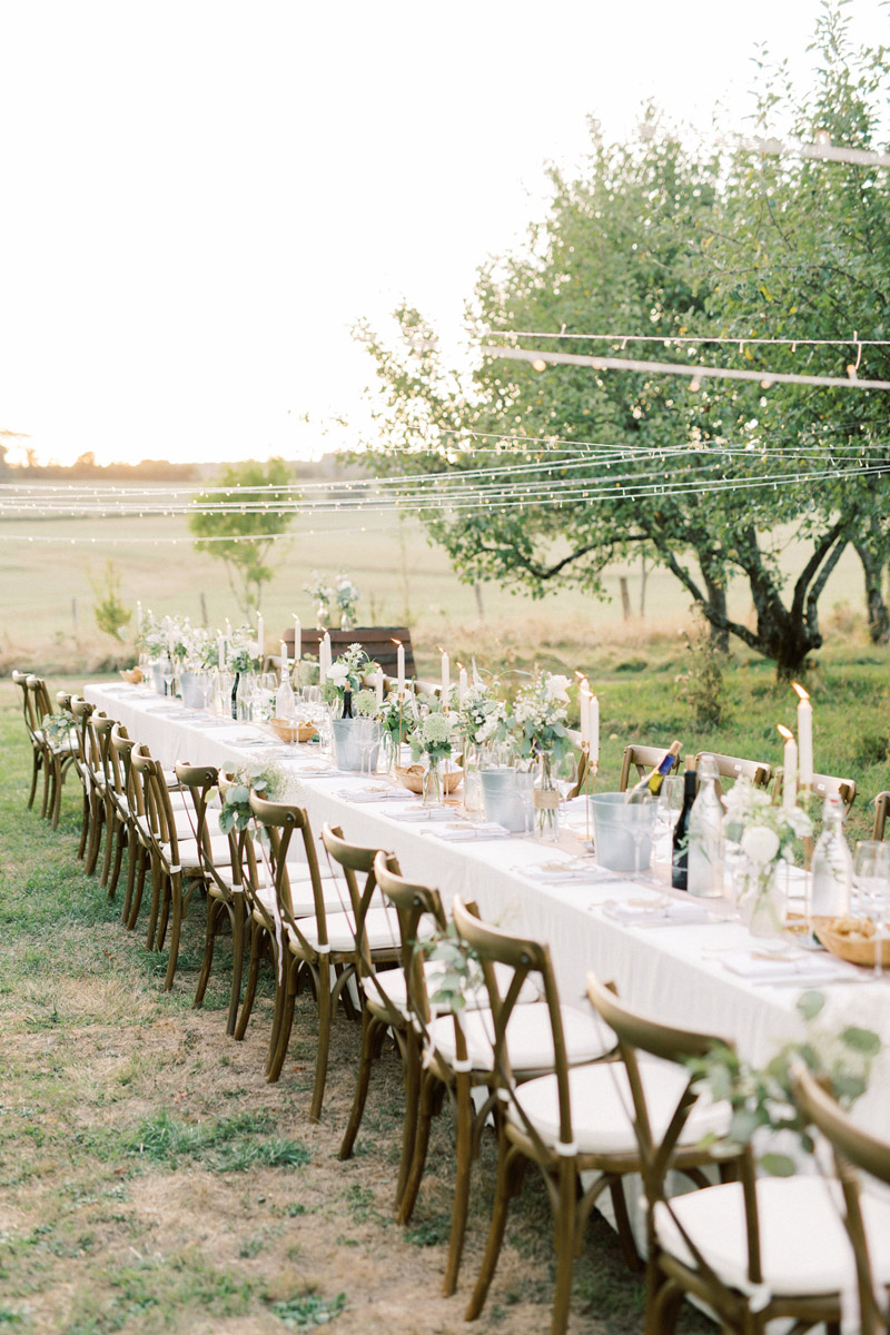 Trouwen in Frankrijk bij Domaine de Savigny bruidsfotograaf voor een bruiloft in Frankrijk op een landgoed met Nederlandse weddingplanner diner lange tafels in het gras boomgaard fine art fotograaf wedding photography in France trouw in de Dordogne mariage photographe Bourgogne Provence huwelijksfotograaf trouwfotograaf lichte frisse romantische stijl met pastel kleuren taart Frans chateau landgoed