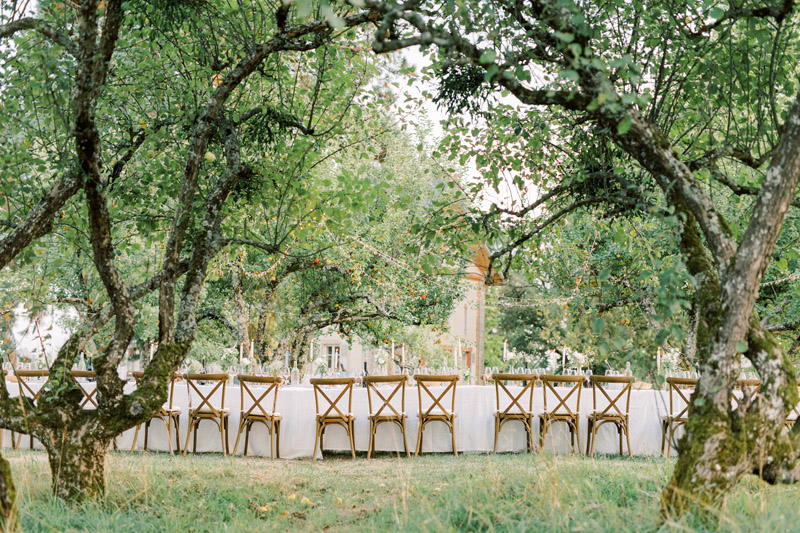 Trouwen in Frankrijk bij Domaine de Savigny bruidsfotograaf voor een bruiloft in Frankrijk op een landgoed met Nederlandse weddingplanner diner lange tafels in het gras boomgaard fine art fotograaf wedding photography in France trouw in de Dordogne mariage photographe Bourgogne Provence huwelijksfotograaf trouwfotograaf lichte frisse romantische stijl met pastel kleuren taart Frans chateau landgoed