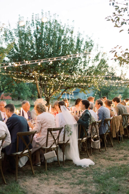 Trouwen in Frankrijk bij Domaine de Savigny bruidsfotograaf voor een bruiloft in Frankrijk op een landgoed met Nederlandse weddingplanner diner lange tafels in het gras boomgaard fine art fotograaf wedding photography in France trouw in de Dordogne mariage photographe Bourgogne Provence huwelijksfotograaf trouwfotograaf lichte frisse romantische stijl met pastel kleuren taart Frans chateau landgoed