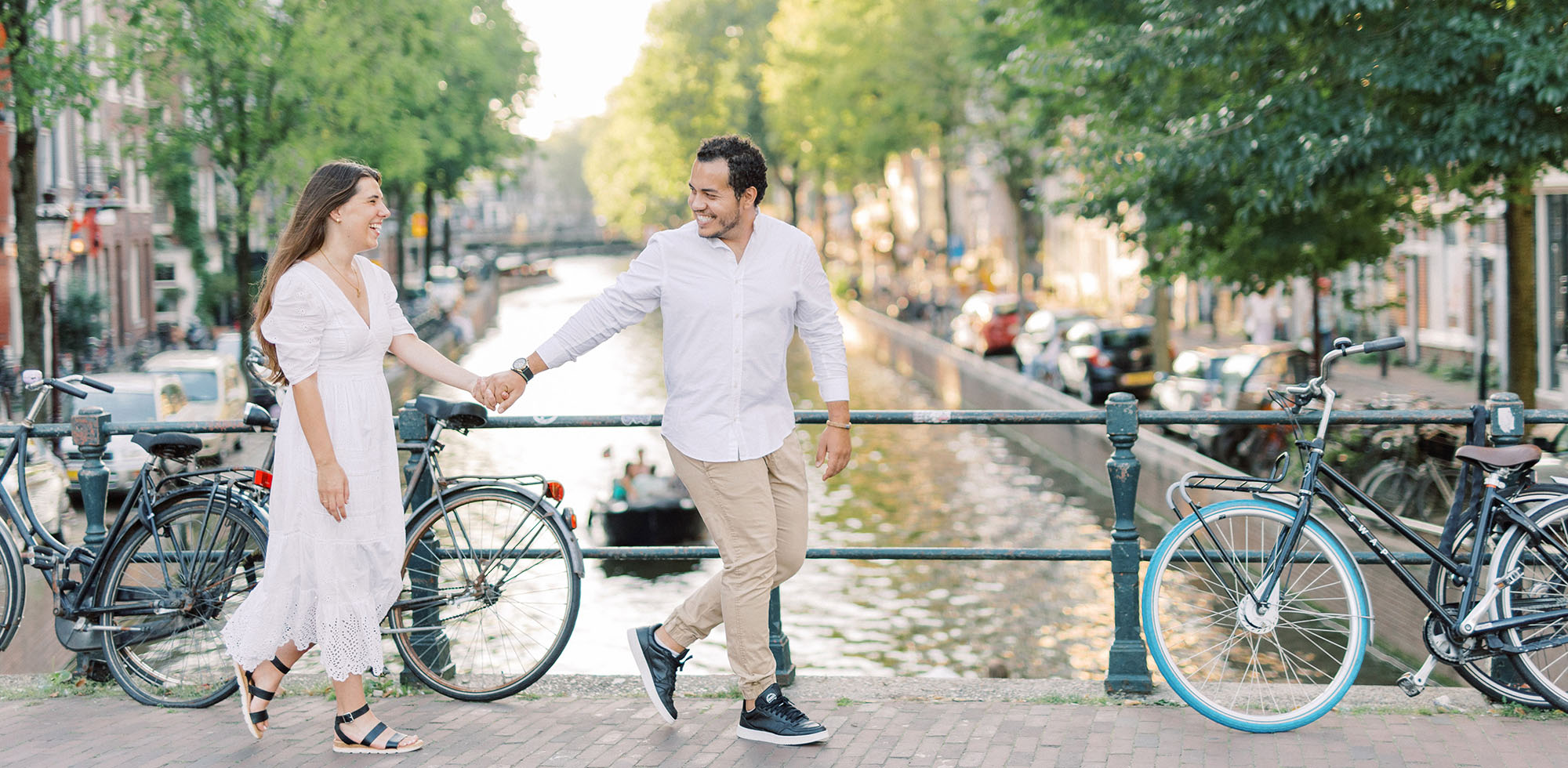 Fotoshoot in Amsterdam Photographer Couple Photoshoot Engagement Photos Loveshoot Holland Canal Streets