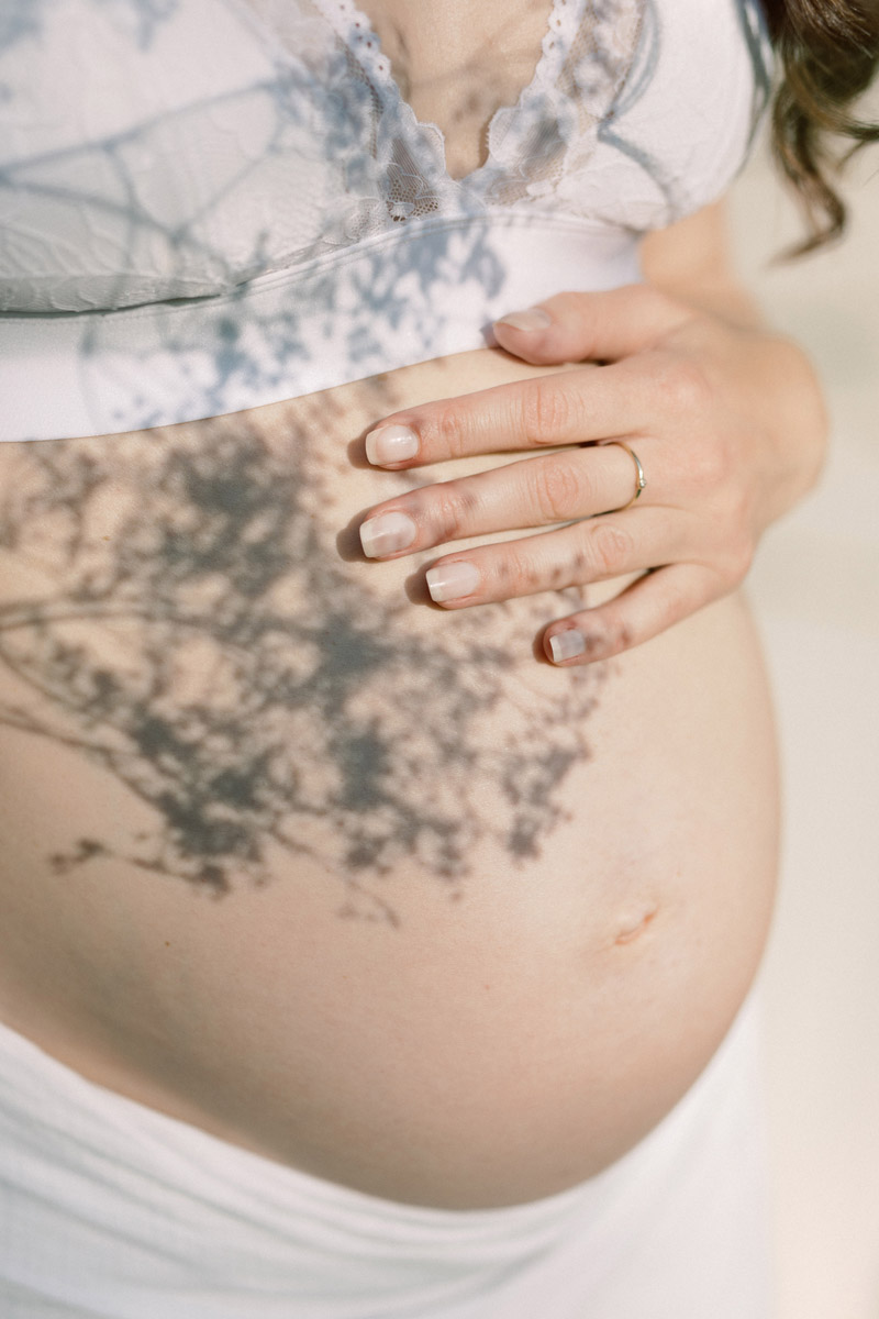 Zwangerschapsshoot boudoir met lingerie in de natuur achtergronddoek in boom zwanger fotoshoot licht natuurlijk naturel roze pastel light and airy maternity session photoshoot Dutch pregnancy photographer romantic Fine art fotograaf Milou van Ham Fotografie in Amsterdam