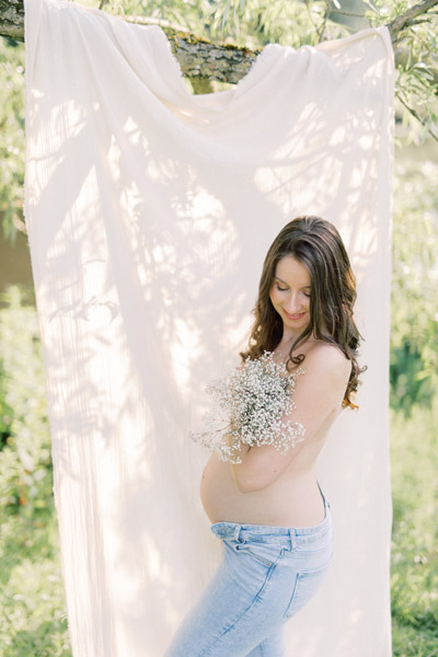 Zwangerschapsshoot boudoir met lingerie in de natuur achtergronddoek in boom zwanger fotoshoot licht natuurlijk naturel roze pastel light and airy maternity session photoshoot Dutch pregnancy photographer romantic Fine art fotograaf Milou van Ham Fotografie in Amsterdam