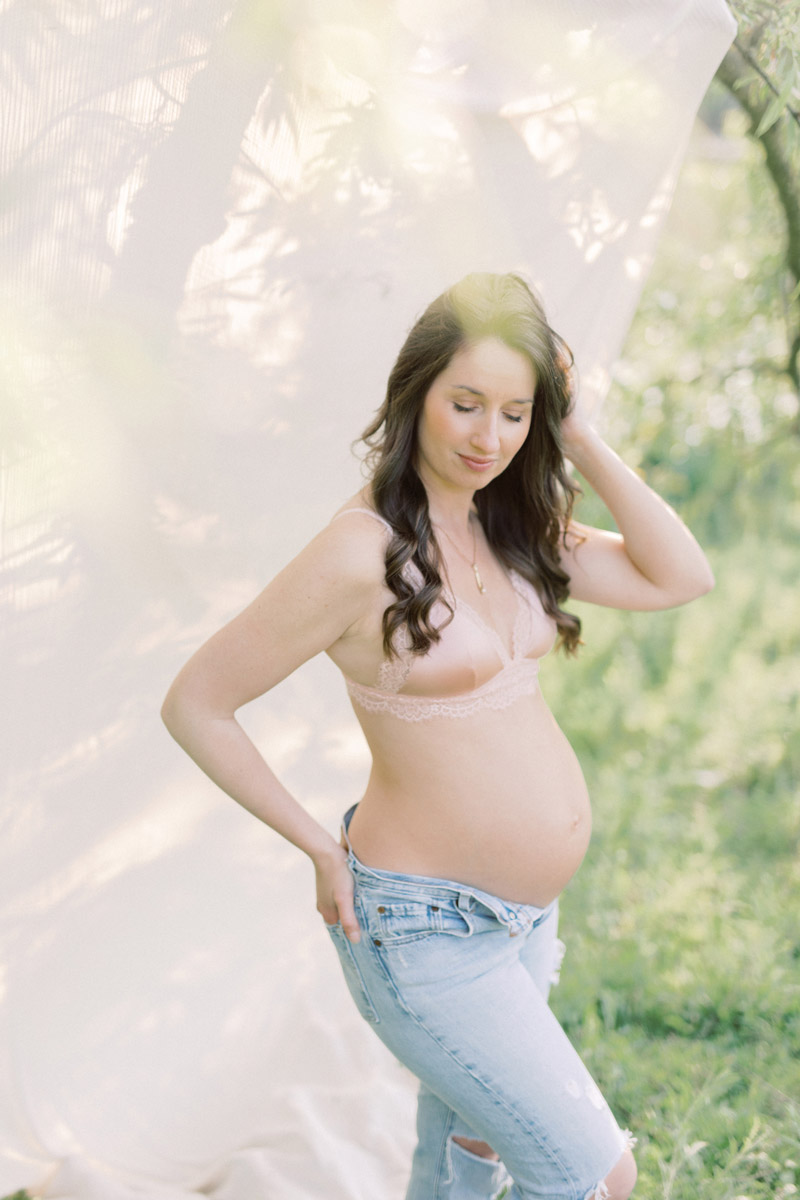 Zwangerschapsshoot boudoir met lingerie in de natuur achtergronddoek in boom zwanger elegante boudoirshoot fotoshoot jeans en bh licht natuurlijk naturel roze pastel light and airy maternity session boudoirfoto's buiten stoer en sexy zwangerschapsboudoir met bloemen lichte stijl foto's zwangerschapsfotograaf photoshoot in nature Dutch pregnancy photographer romantic Fine art fotograaf Milou van Ham Fotografie in Amsterdam Noord Holland Zuid Holland