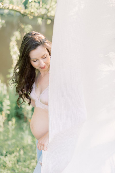 Zwangerschapsshoot boudoir met lingerie in de natuur achtergronddoek in boom zwanger fotoshoot licht natuurlijk naturel roze pastel light and airy maternity session photoshoot Dutch pregnancy photographer romantic Fine art fotograaf Milou van Ham Fotografie in Amsterdam