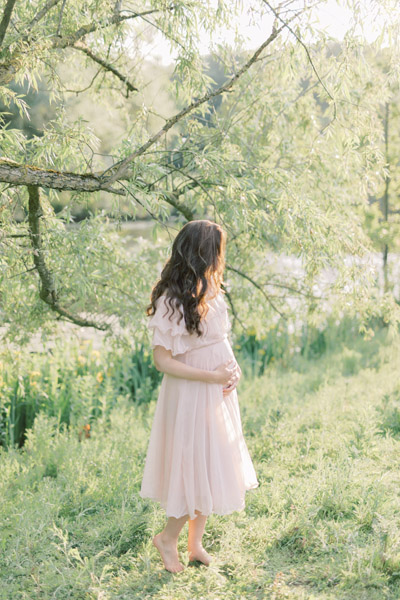 Zwangerschapsshoot boudoir met lingerie in de natuur achtergronddoek in boom zwanger elegante boudoirshoot fotoshoot jeans en bh licht natuurlijk naturel roze pastel light and airy maternity session boudoirfoto's buiten stoer en sexy zwangerschapsboudoir met bloemen lichte stijl foto's zwangerschapsfotograaf photoshoot in nature Dutch pregnancy photographer romantic Fine art fotograaf Milou van Ham Fotografie in Amsterdam Noord Holland Zuid Holland