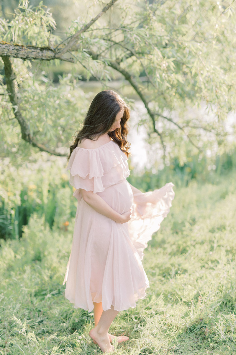 Zwangerschapsshoot boudoir met lingerie in de natuur achtergronddoek in boom zwanger elegante boudoirshoot fotoshoot jeans en bh licht natuurlijk naturel roze pastel light and airy maternity session boudoirfoto's buiten stoer en sexy zwangerschapsboudoir met bloemen lichte stijl foto's zwangerschapsfotograaf photoshoot in nature Dutch pregnancy photographer romantic Fine art fotograaf Milou van Ham Fotografie in Amsterdam Noord Holland Zuid Holland