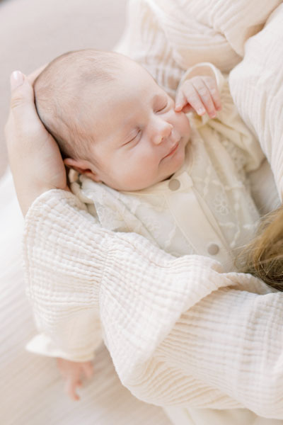 Newborn shoot at home in Amsterdam lifestyle new born fotoshoot thuis fotograaf met lichte stijl foto's light & airy Dutch photographer in the Netherlands pastel baby photos American expats Amstelveen Haarlem Utrecht mozes basket dog