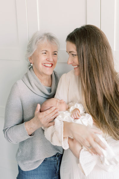 Newborn shoot at home in Amsterdam lifestyle new born fotoshoot thuis fotograaf met lichte stijl foto's light & airy Dutch photographer in the Netherlands pastel baby photos American expats Amstelveen Haarlem Utrecht mozes basket dog