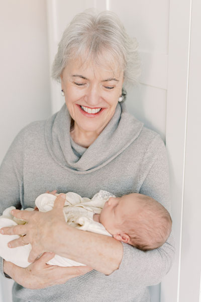 Newborn shoot at home in Amsterdam lifestyle new born fotoshoot thuis fotograaf met lichte stijl foto's light & airy Dutch photographer in the Netherlands pastel baby photos American expats Amstelveen Haarlem Utrecht mozes basket dog