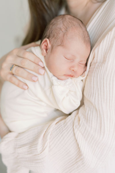 Newborn shoot at home in Amsterdam lifestyle new born fotoshoot thuis fotograaf met lichte stijl foto's light & airy Dutch photographer in the Netherlands pastel baby photos American expats Amstelveen Haarlem Utrecht mozes basket dog