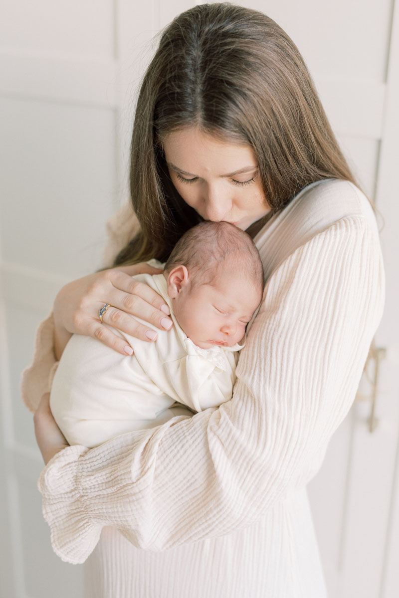 Newborn shoot at home in Amsterdam lifestyle new born fotoshoot thuis fotograaf met lichte stijl foto's light & airy Dutch photographer in the Netherlands pastel baby photos American expats Amstelveen Haarlem Utrecht