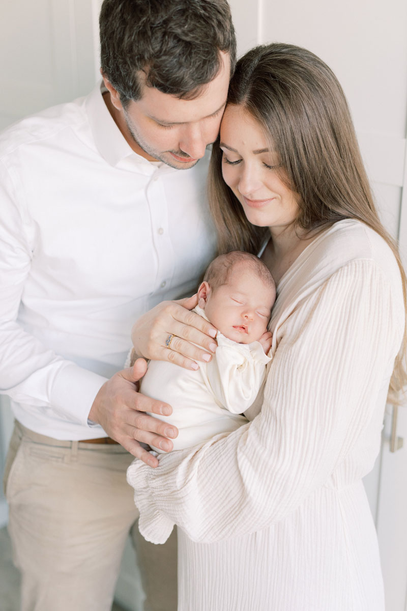 Newborn shoot at home in Amsterdam lifestyle new born fotoshoot thuis fotograaf met lichte stijl foto's light & airy Dutch photographer in the Netherlands pastel baby photos American expats Amstelveen Haarlem Utrecht