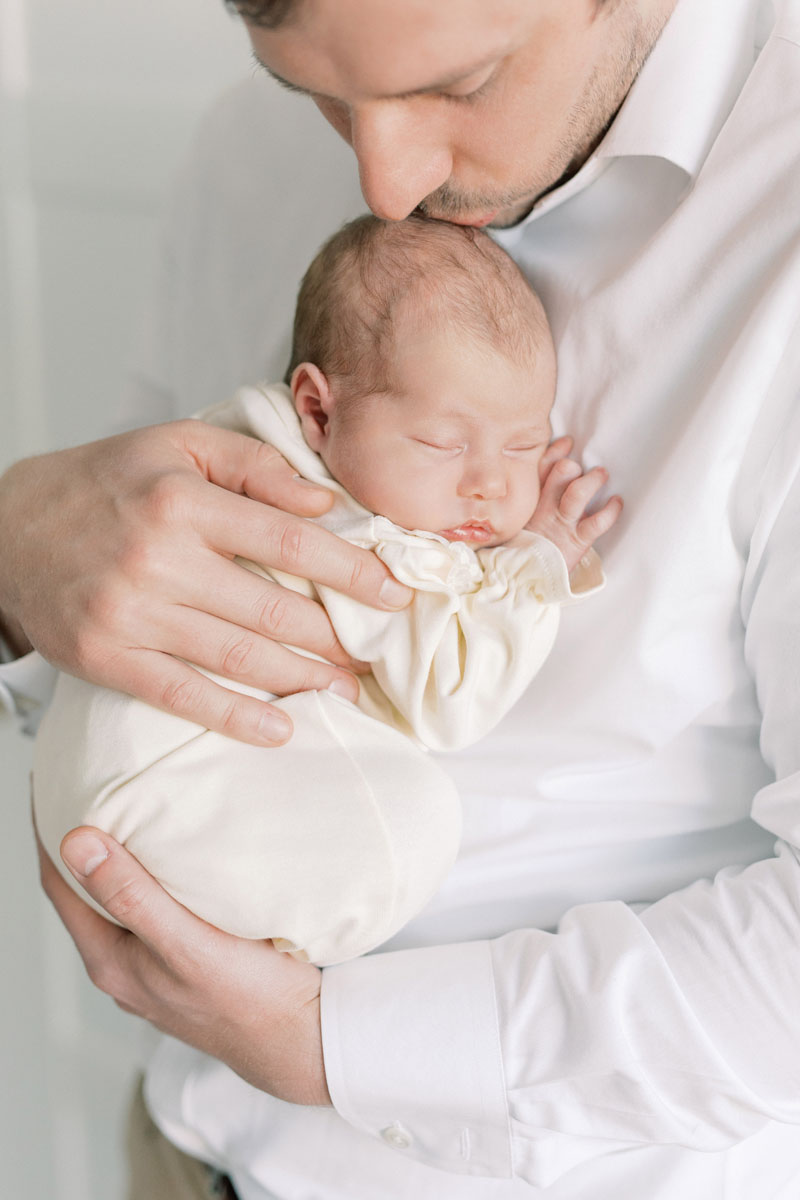 Newborn shoot at home in Amsterdam lifestyle new born fotoshoot thuis fotograaf met lichte stijl foto's light & airy Dutch photographer in the Netherlands pastel baby photos American expats Amstelveen Haarlem Utrecht