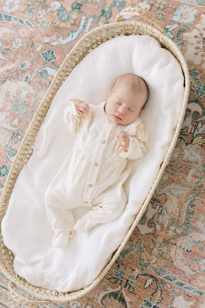 Newborn shoot at home in Amsterdam lifestyle new born fotoshoot thuis fotograaf met lichte stijl foto's light & airy Dutch photographer in the Netherlands pastel baby photos American expats Amstelveen Haarlem Utrecht