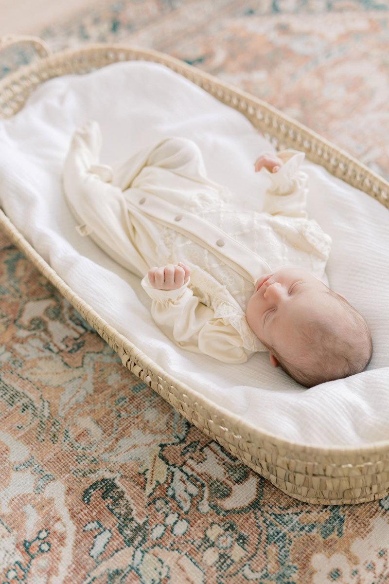 Newborn shoot at home in Amsterdam lifestyle new born fotoshoot thuis fotograaf met lichte stijl foto's light & airy Dutch photographer in the Netherlands pastel baby photos American expats Amstelveen Haarlem Utrecht mozes basket