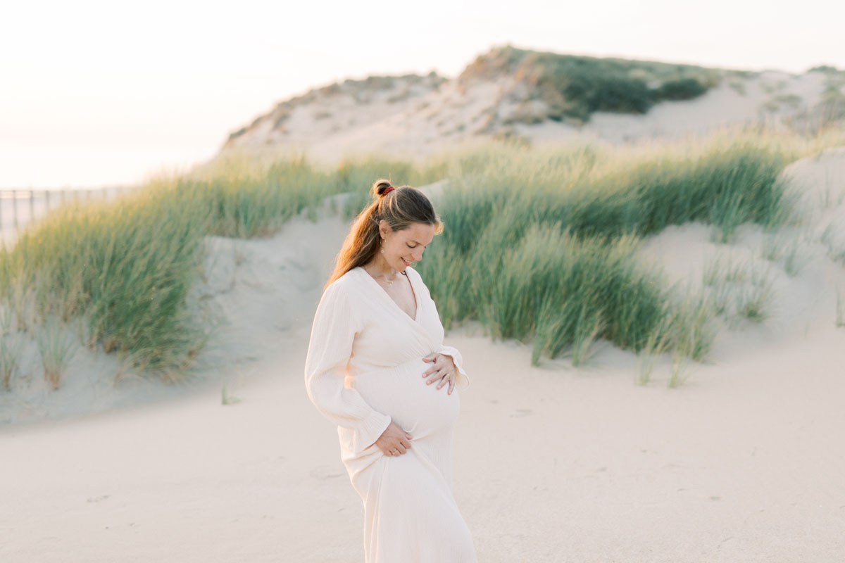 zwangerschapsshoot op het strand bij zonsondergang in Bloemendaal zwangerschapsfoto's in het water in de zee in Haarlem Nederland Fotoshoot fotograaf Milou van Ham Fotografie Amsterdam lichte stijl foto's maternity shoot at the beach in the Netherlands at sunset pregnancy photo shoot Dutch fine art photographer client closet Noord en Zuid Holland