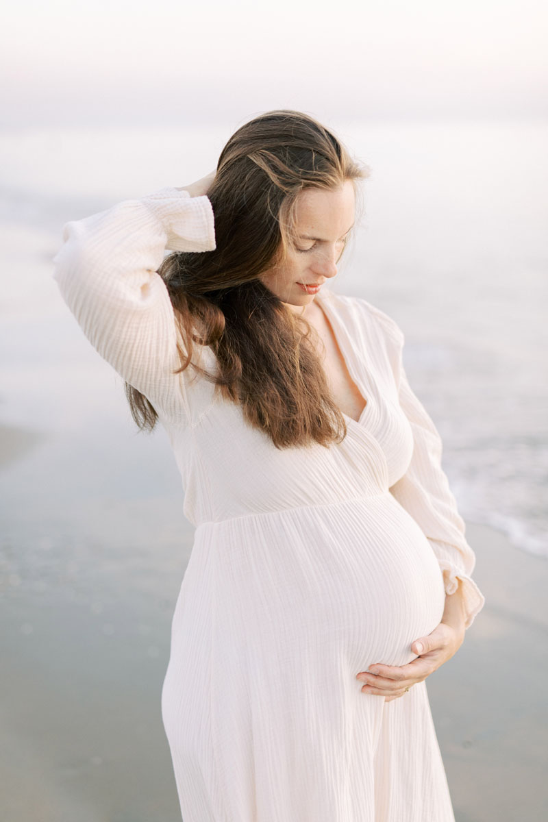 zwangerschapsshoot op het strand bij zonsondergang in Bloemendaal zwangerschapsfoto's in het water in de zee in Haarlem Nederland Fotoshoot fotograaf Milou van Ham Fotografie Amsterdam lichte stijl foto's maternity shoot at the beach in the Netherlands at sunset pregnancy photo shoot Dutch fine art photographer client closet Noord en Zuid Holland