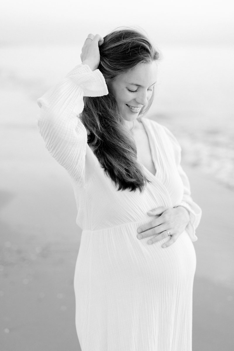 zwangerschapsshoot op het strand bij zonsondergang in Bloemendaal zwangerschapsfoto's in het water in de zee in Haarlem Nederland Fotoshoot fotograaf Milou van Ham Fotografie Amsterdam lichte stijl foto's maternity shoot at the beach in the Netherlands at sunset pregnancy photo shoot Dutch fine art photographer client closet Noord en Zuid Holland