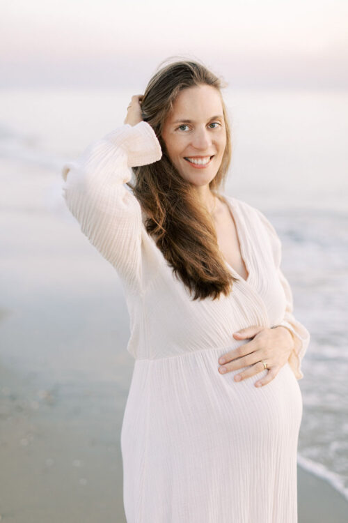 zwangerschapsshoot op het strand bij zonsondergang in Bloemendaal zwangerschapsfoto's in het water in de zee in Haarlem Nederland Fotoshoot fotograaf Milou van Ham Fotografie Amsterdam lichte stijl foto's maternity shoot at the beach in the Netherlands at sunset pregnancy photo shoot Dutch fine art photographer client closet Noord en Zuid Holland