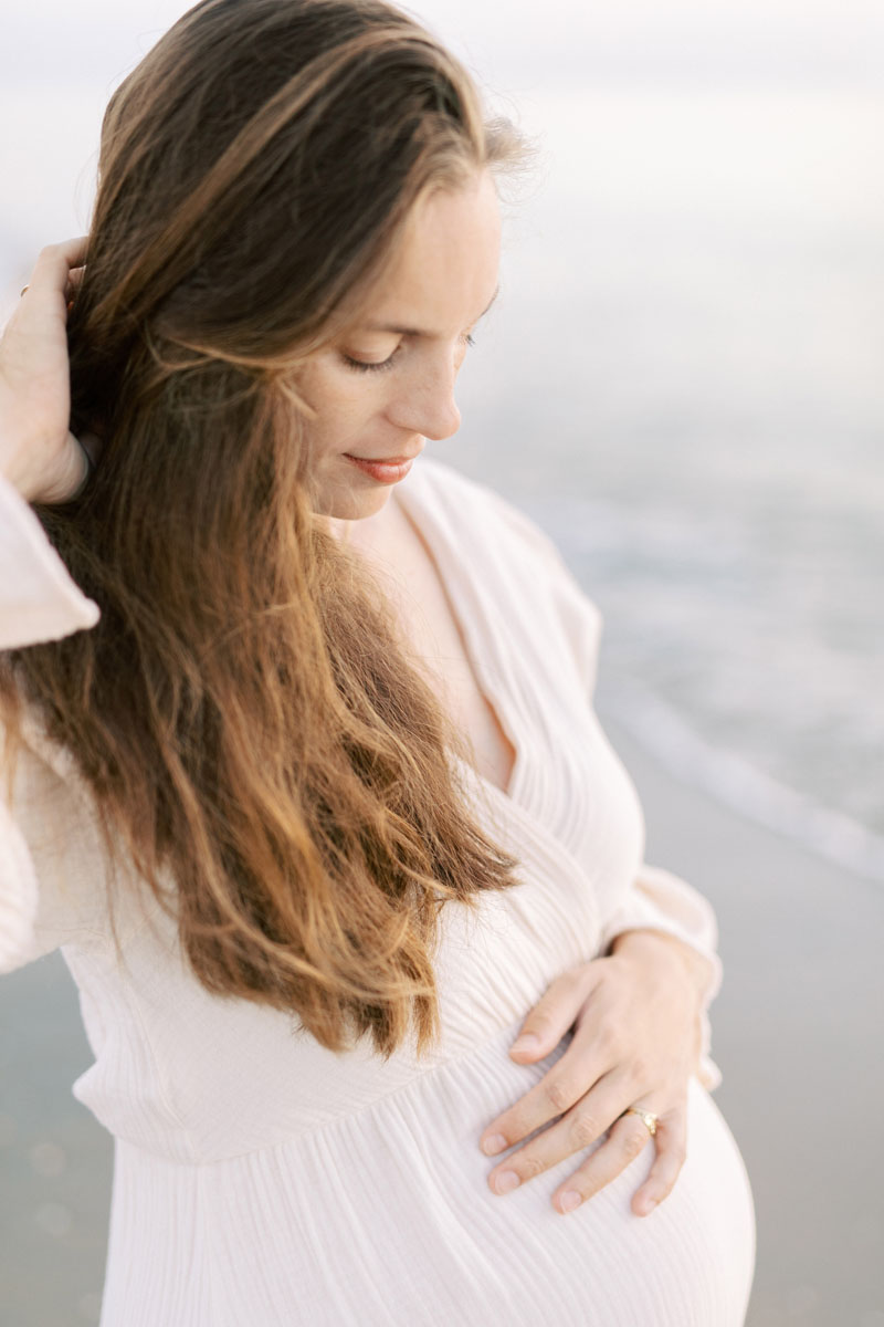 zwangerschapsshoot op het strand bij zonsondergang in Bloemendaal zwangerschapsfoto's in het water in de zee in Haarlem Nederland Fotoshoot fotograaf Milou van Ham Fotografie Amsterdam lichte stijl foto's maternity shoot at the beach in the Netherlands at sunset pregnancy photo shoot Dutch fine art photographer client closet Noord en Zuid Holland