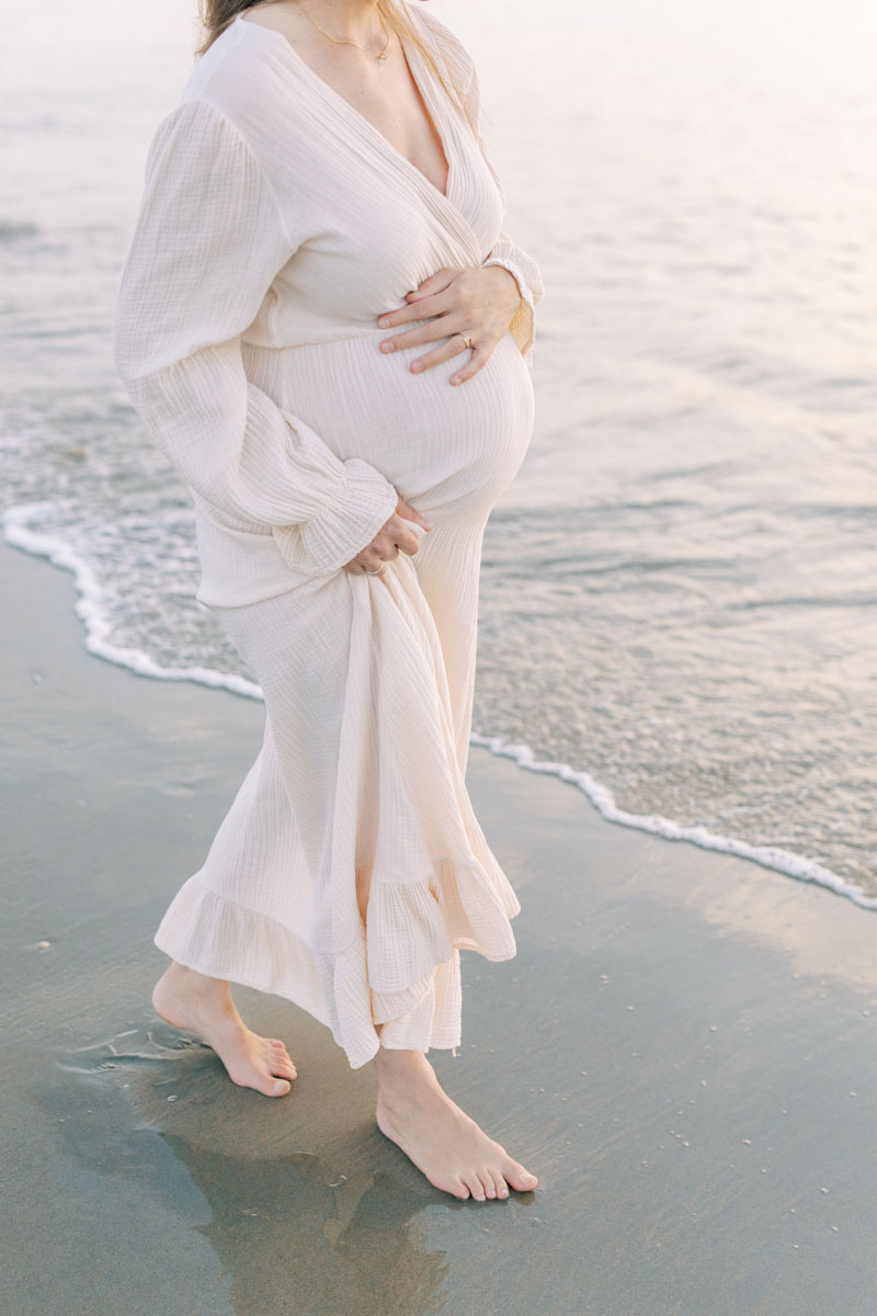 zwangerschapsshoot op het strand bij zonsondergang in Bloemendaal zwangerschapsfoto's in het water in de zee in Haarlem Nederland Fotoshoot fotograaf Milou van Ham Fotografie Amsterdam lichte stijl foto's maternity shoot at the beach in the Netherlands at sunset pregnancy photo shoot Dutch fine art photographer client closet Noord en Zuid Holland