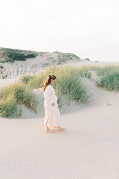 zwangerschapsshoot op het strand bij zonsondergang in Bloemendaal zwangerschapsfoto's in het water in de zee in Haarlem Nederland Fotoshoot fotograaf Milou van Ham Fotografie Amsterdam lichte stijl foto's maternity shoot at the beach in the Netherlands at sunset pregnancy photo shoot Dutch fine art photographer client closet Noord en Zuid Holland