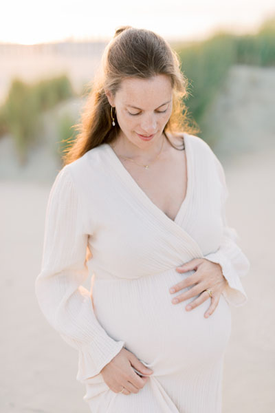 zwangerschapsshoot op het strand bij zonsondergang in Bloemendaal zwangerschapsfoto's in het water in de zee in Haarlem Nederland Fotoshoot fotograaf Milou van Ham Fotografie Amsterdam lichte stijl foto's maternity shoot at the beach in the Netherlands at sunset pregnancy photo shoot Dutch fine art photographer client closet Noord en Zuid Holland