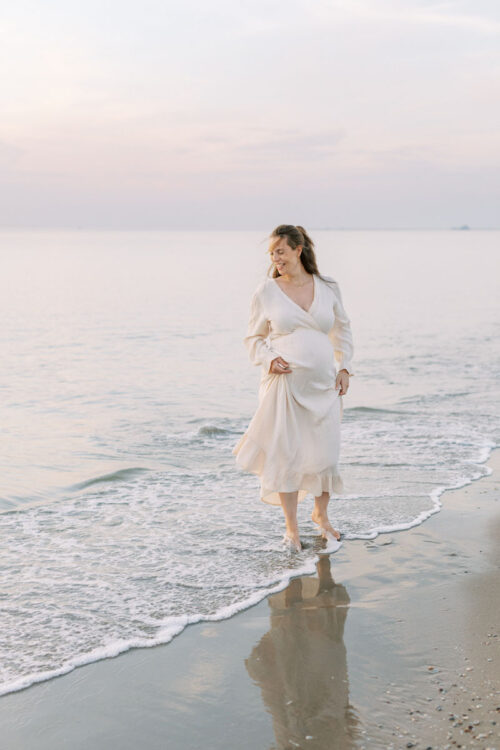 zwangerschapsshoot op het strand bij zonsondergang in Bloemendaal zwangerschapsfoto's in het water in de zee in Haarlem Nederland Fotoshoot fotograaf Milou van Ham Fotografie Amsterdam lichte stijl foto's maternity shoot at the beach in the Netherlands at sunset pregnancy photo shoot Dutch fine art photographer client closet Noord en Zuid Holland