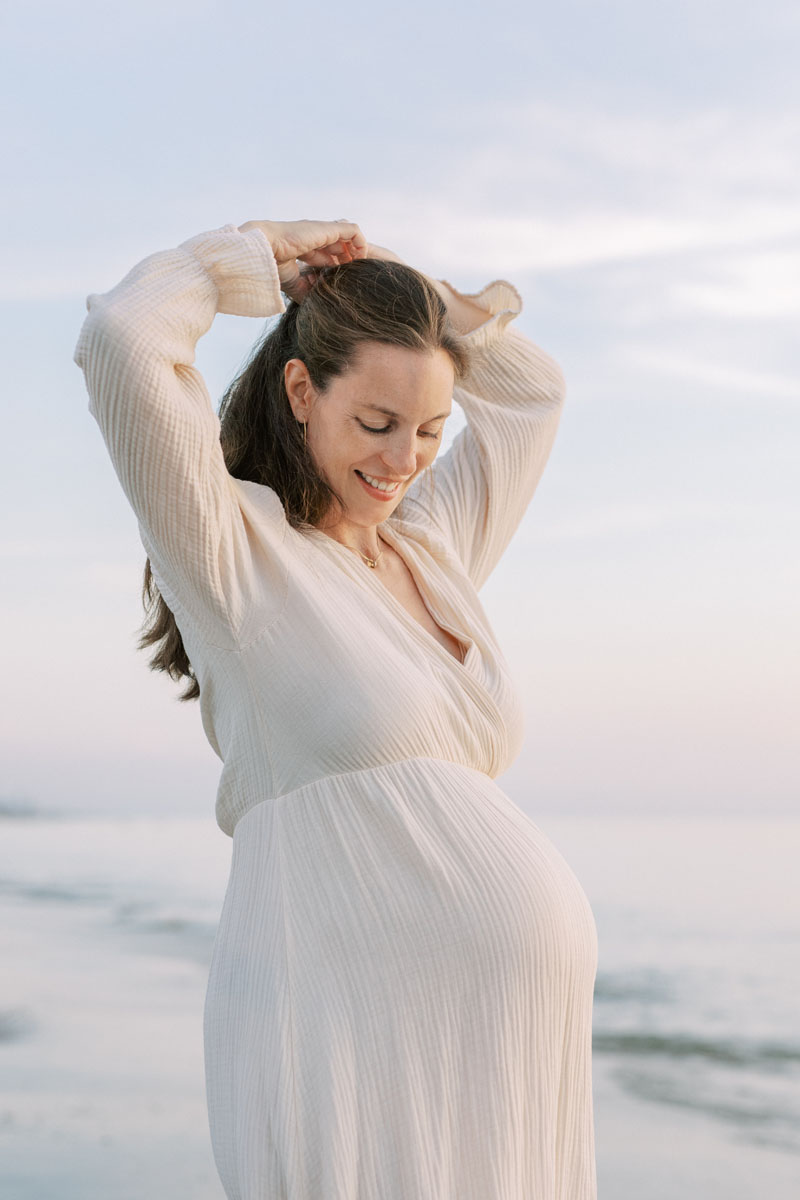 zwangerschapsshoot op het strand bij zonsondergang in Bloemendaal zwangerschapsfoto's in het water in de zee in Haarlem Nederland Fotoshoot fotograaf Milou van Ham Fotografie Amsterdam lichte stijl foto's maternity shoot at the beach in the Netherlands at sunset pregnancy photo shoot Dutch fine art photographer client closet Noord en Zuid Holland