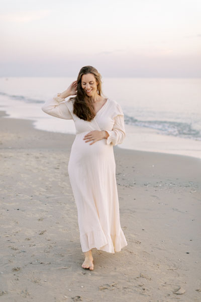 zwangerschapsshoot op het strand bij zonsondergang in Bloemendaal zwangerschapsfoto's in het water in de zee in Haarlem Nederland Fotoshoot fotograaf Milou van Ham Fotografie Amsterdam lichte stijl foto's maternity shoot at the beach in the Netherlands at sunset pregnancy photo shoot Dutch fine art photographer client closet Noord en Zuid Holland