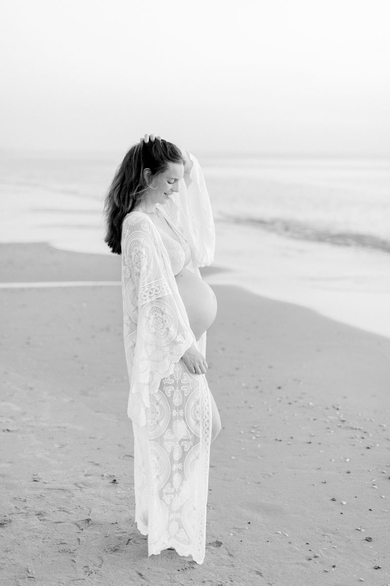 zwangerschapsshoot op het strand bij zonsondergang in Bloemendaal zwangerschapsfoto's in het water in de zee in Haarlem Nederland Fotoshoot fotograaf Milou van Ham Fotografie Amsterdam lichte stijl foto's maternity shoot at the beach in the Netherlands at sunset pregnancy photo shoot Dutch fine art photographer client closet Noord en Zuid Holland boudoir