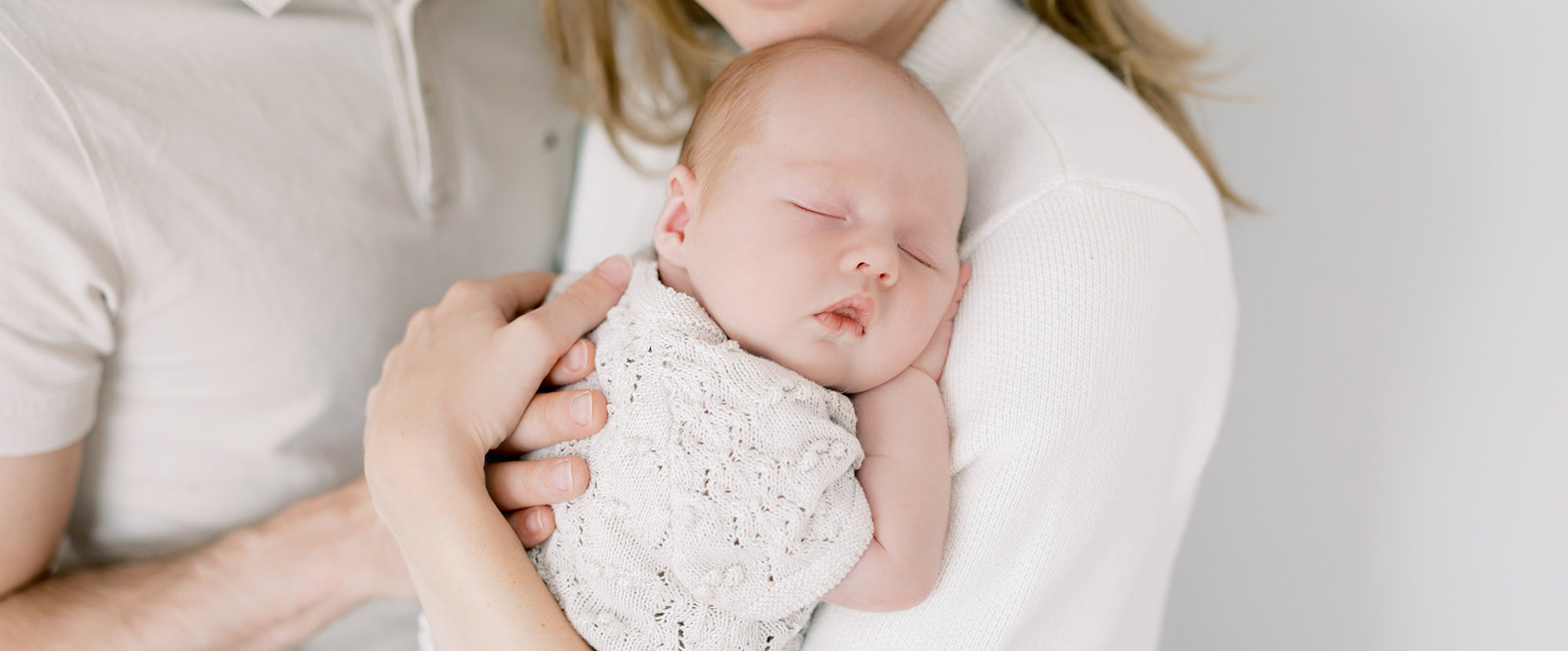Newborn photographer Amsterdam shoot at home in Amsterdam lifestyle new born fotoshoot thuis fotograaf met lichte stijl foto's light and; airy Dutch photographer in the Netherlands pastel baby photos American expats Amstelveen Haarlem Utrecht en Brabant Eindhoven Eersel