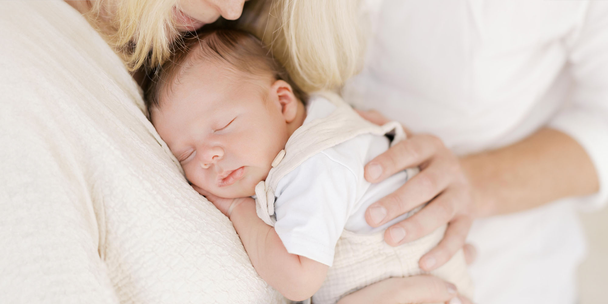 Newborn photographer Amsterdam shoot at home in Amsterdam lifestyle new born fotoshoot thuis en in de studio fotograaf met lichte stijl foto's light and; airy Dutch photographer in the Netherlands pastel baby photos American expats Amstelveen Haarlem Utrecht en Brabant Eindhoven Eersel