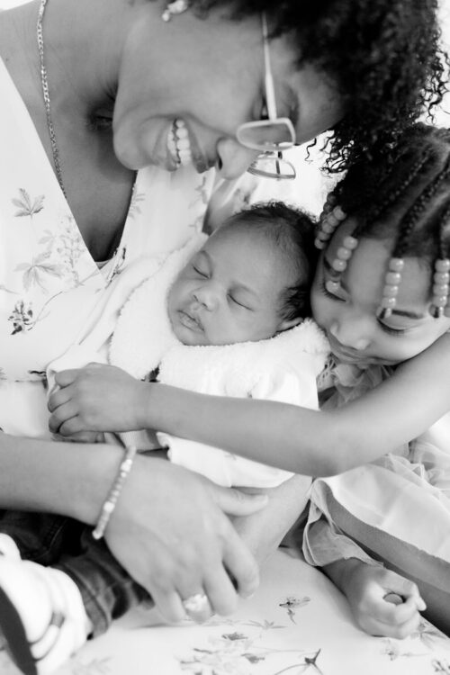 Newborn shoot thuis in Amsterdam new born Fotoshoot fotograaf Milou van Ham Fotografie baby session photography the Netherlands lichte foto's multiracial mixed baby in Noord Holland fine art light and airy film photographer black and white photos Haarlem Utrecht