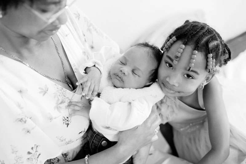 Newborn shoot thuis in Amsterdam new born Fotoshoot fotograaf Milou van Ham Fotografie baby session photography the Netherlands lichte foto's multiracial mixed baby in Noord Holland fine art light and airy film photographer black and white photos Haarlem Utrecht