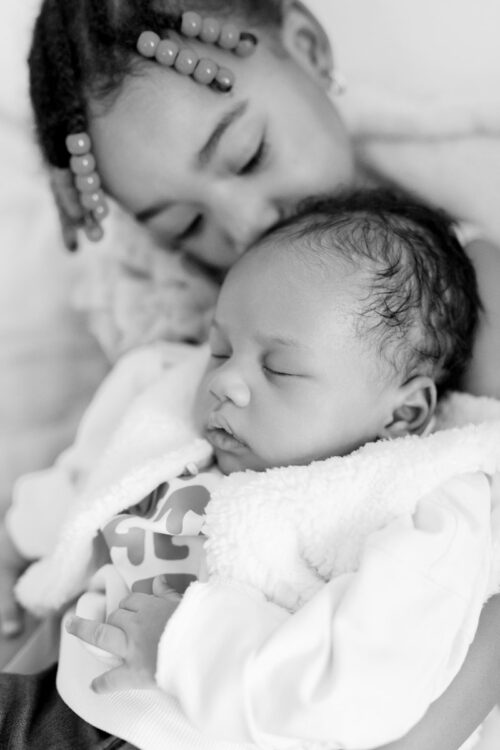 Newborn shoot Amsterdam new born Fotoshoot thuis fotograaf Milou van Ham Fotografie baby session photography the Netherlands lichte foto's multiracial mixed baby in Noord Holland fine art light and airy film photographer black and white photos Haarlem Utrecht