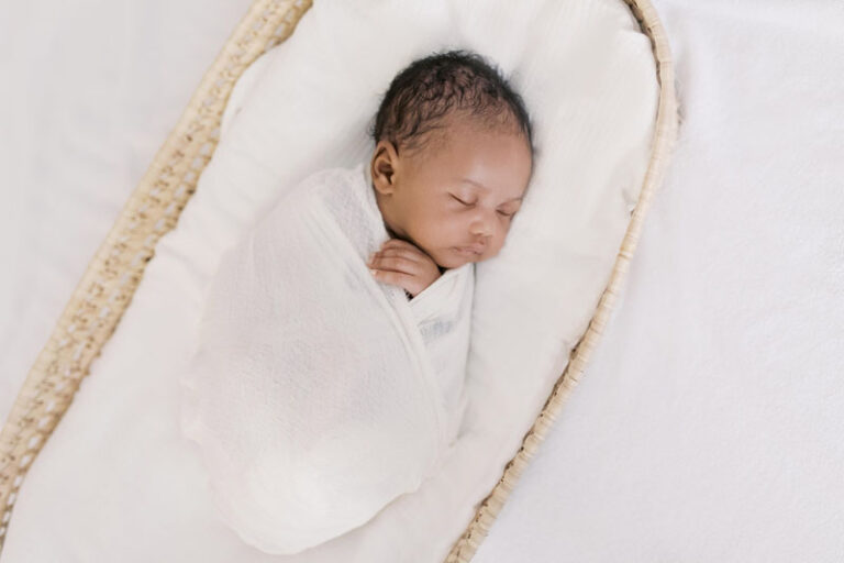 Newborn shoot thuis in Amsterdam new born Fotoshoot fotograaf Milou van Ham Fotografie baby session photography the Netherlands lichte foto's multiracial mixed baby in Noord Holland fine art light and airy film photographer black and white photos Haarlem Utrecht
