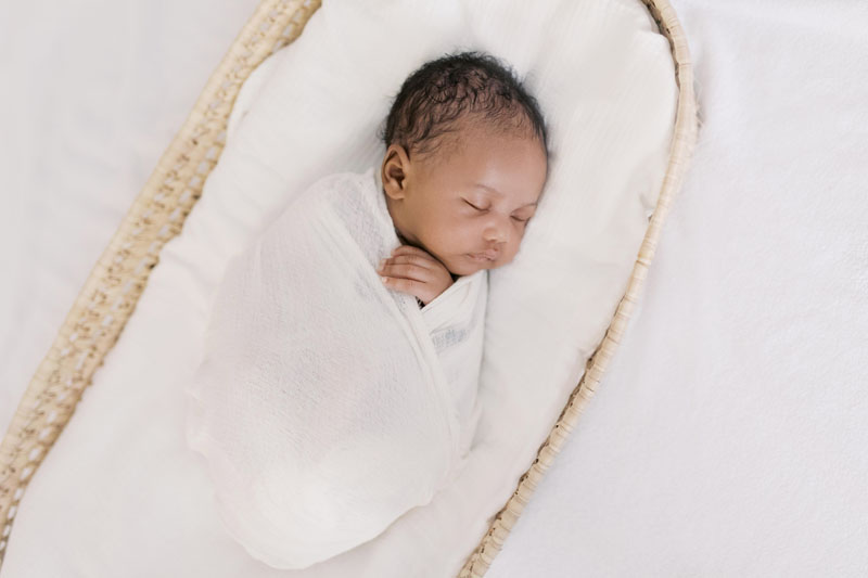 Newborn shoot thuis in Amsterdam new born Fotoshoot fotograaf Milou van Ham Fotografie baby session photography the Netherlands lichte foto's multiracial mixed baby in Noord Holland fine art light and airy film photographer black and white photos Haarlem Utrecht