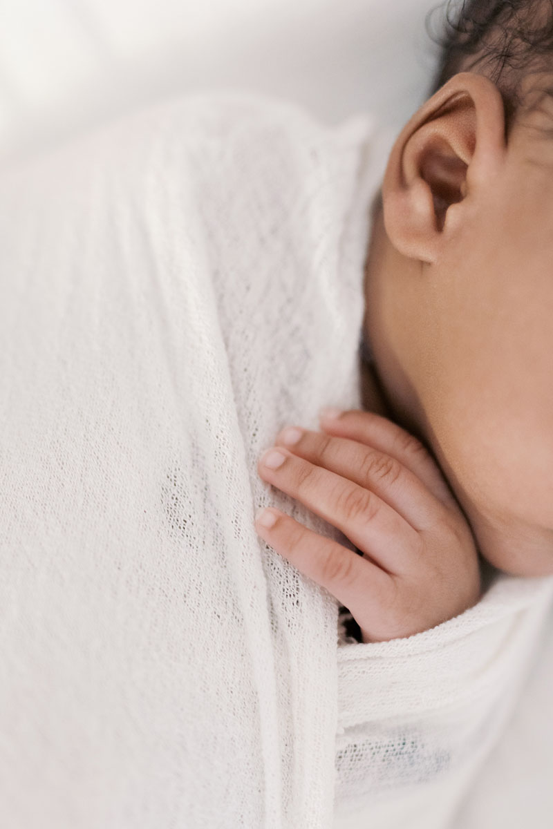 Newborn shoot Amsterdam new born Fotoshoot fotograaf Milou van Ham Fotografie baby session photography the Netherlands lichte foto's multiracial mixed baby in Noord Holland fine art light and airy film photographer black and white photos Haarlem Utrecht