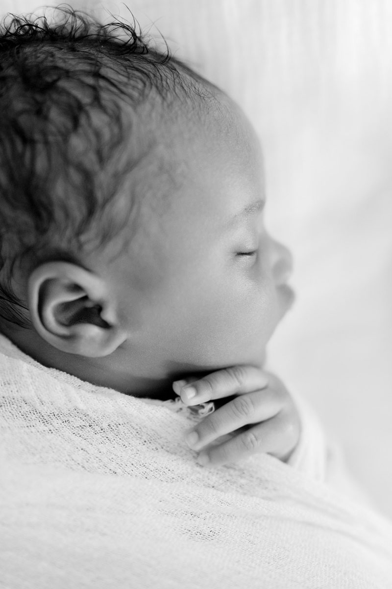 Newborn shoot Amsterdam new born Fotoshoot fotograaf Milou van Ham Fotografie baby session photography the Netherlands lichte foto's multiracial mixed baby in Noord Holland fine art light and airy film photographer black and white photos Haarlem Utrecht