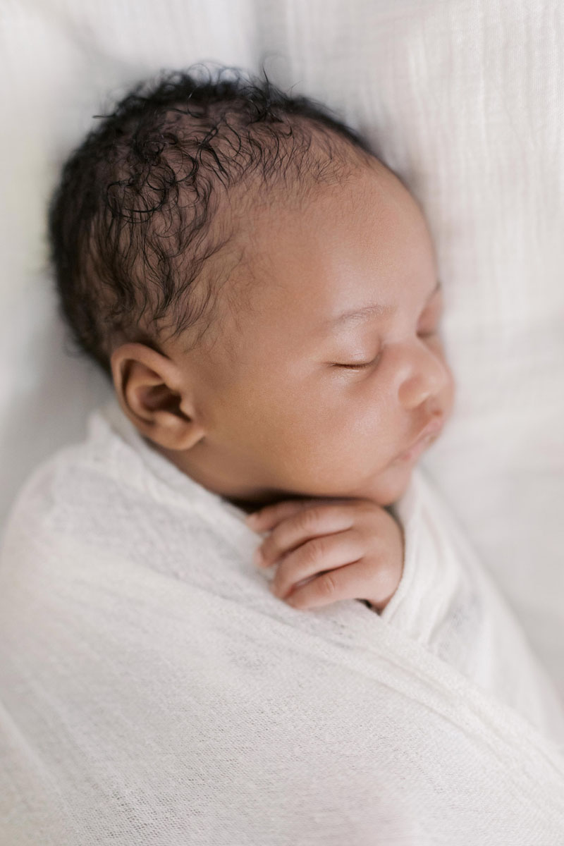 Newborn shoot Amsterdam new born Fotoshoot fotograaf Milou van Ham Fotografie baby session photography the Netherlands lichte foto's multiracial mixed baby in Noord Holland fine art light and airy film photographer black and white photos Haarlem Utrecht