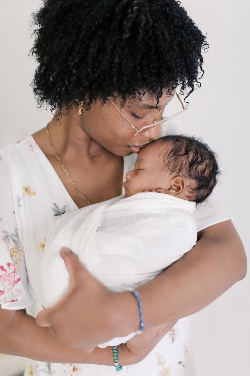 Newborn shoot Amsterdam new born Fotoshoot thuis fotograaf Milou van Ham Fotografie baby session photography the Netherlands lichte foto's multiracial mixed baby in Noord Holland fine art light and airy film photographer black and white photos Haarlem Utrecht