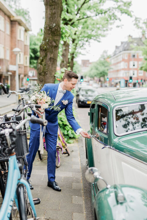 Fine art bruidsfotograaf fotograaf bruid en bruidegom stadse bruiloft in Amsterdam Nederland buitenbruiloft wedding Blaricum buiten trouwen in de stad ceremonie bruidsfotografie fotograaf en videograaf photographer lichte stijl bruidsreportage trouwen huwelijk huwelijksfotograaf pastel trouwfotograaf Holland pastel thema styling buitenlandse bruiloft Milou van Ham Fotografie West Indisch Huis India A'dam toren tower rondvaart