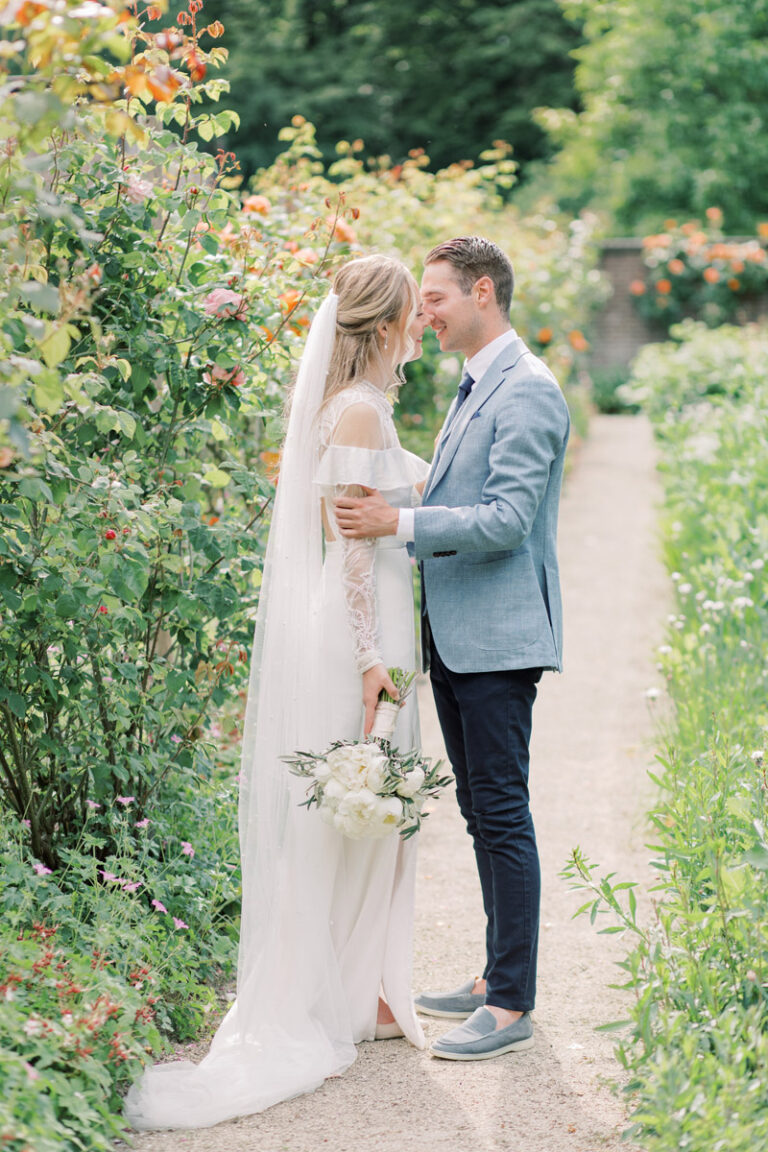 Bruidsfotograaf bruiloft Tuin de lage Oorsprong luxe fine art light and airy film fotograaf Milou van Ham Fotografie natuurlijke lichte kleuren romantisch pastel en spontaan wedding photographer in the Netherlands